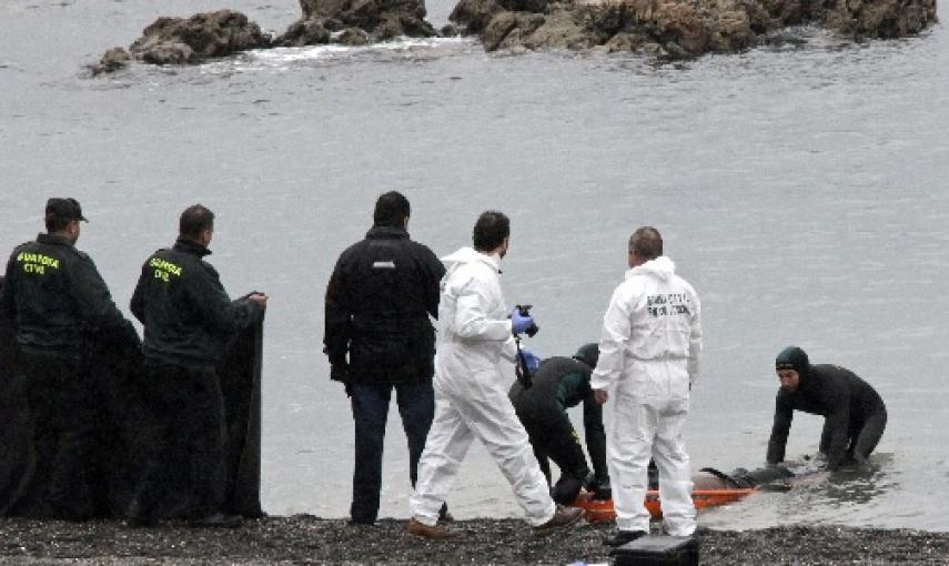 Labores de rescate de uno de los fallecidos en la tragedia del Tarajal, en Ceuta.