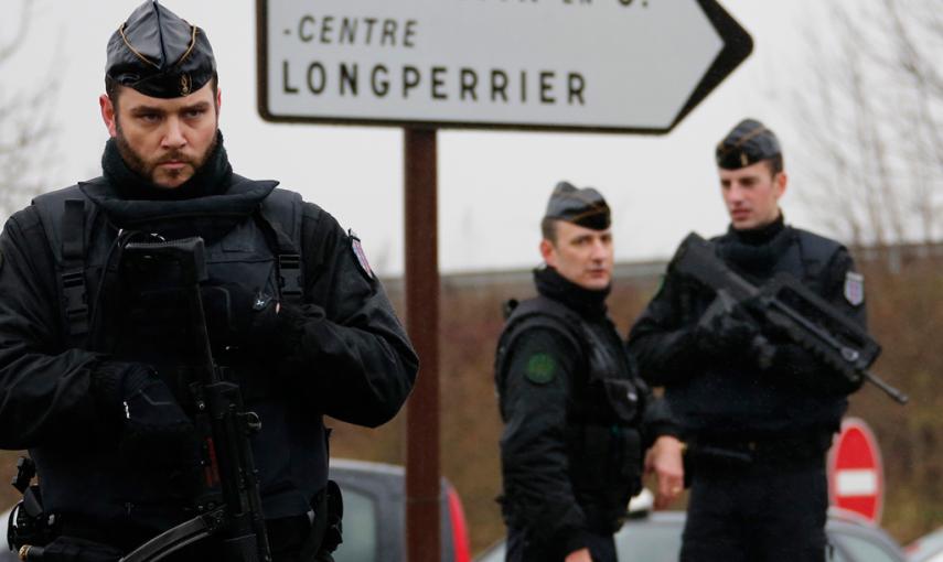 Gendarmes franceses aseguran la escena de la toma de rehenes por los secuestradores. REUTERS