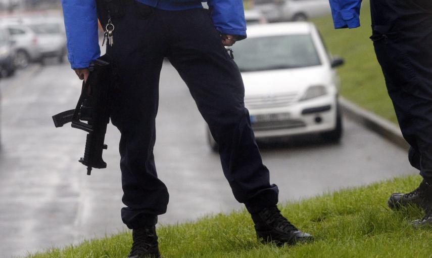 Un agente de policía permanece alerta en los alrededores de la zona industrial del noreste de París, donde los presuntos autores de la masacre de "Charlie Hebdo", se han refugiado. -EFE/YOAN VALAT