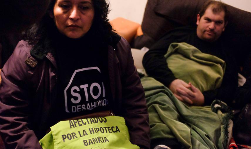 José Antonio y varios miembros de la Plataforma de Afectados por la Hipoteca esperan la llegada de la Policía para el desalojo de su vivienda. El desahucio finalmente se aplazó. /PEDRO ARMESTRE (AFP