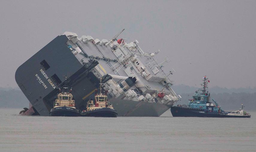 El buque de carga Hoegh Osaka, de lado encallar en el estuario de Solent, cerca de Southampton, en el sur de Inglaterra. /PETER NICHOLLS (REUTERS)