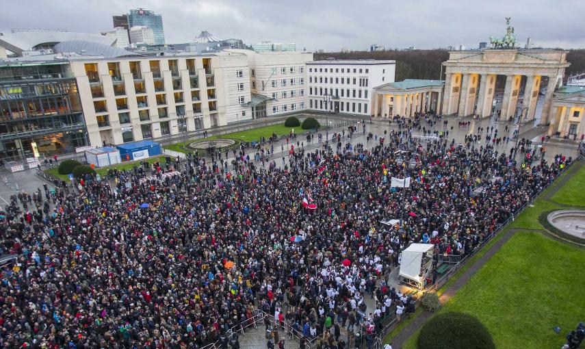 People attend a silent protest for the victims of the shooting at the Paris offices of weekly newspaper Charlie Hebdo, at the Pariser Platz square in Berlin January 11, 2015. REUTERS/Hannibal Hanschke