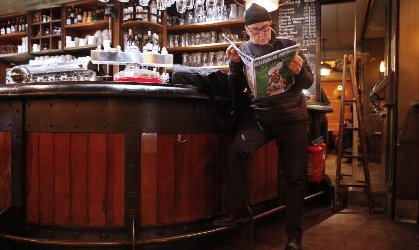 Un hombre lee la nueva edición del semanario satírico 'Charlie Hebdo' en una cafetería en París. EFE/Yoan Valat