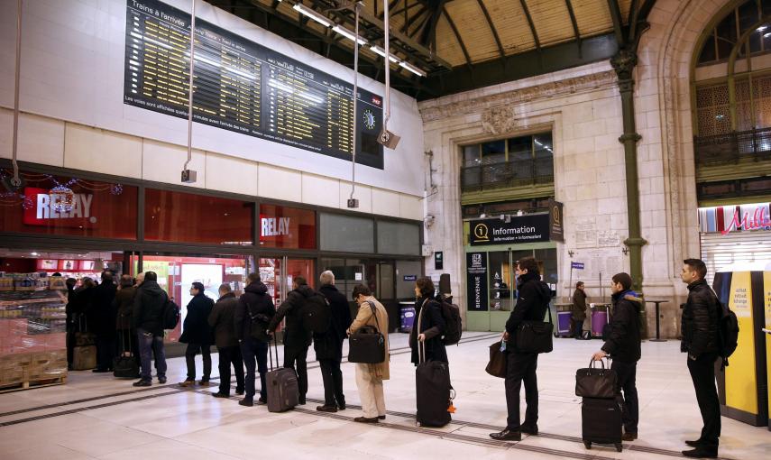 Varias personas hacen cola para comprar la nueva edición del semanario satírico 'Charlie Hebdo' en la estación de Lyon en París . EFE/Yoan Valat