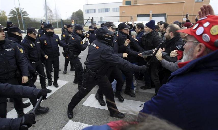 La Policía Nacional carga contra los trabajadores de Coca-Cola. /EFE