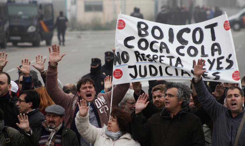 Trabajadores de Coca-Cola en Fuenlabrada protestan contra el desmantelamiento de la fábrica .- JAIRO VARGAS