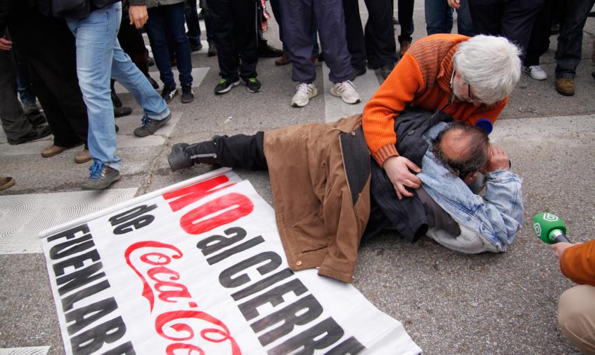 Un trabajador de Coca-Cola, en el suelo tras ser golpeado por la Policía durante las cargas. -JAIRO VARGAS