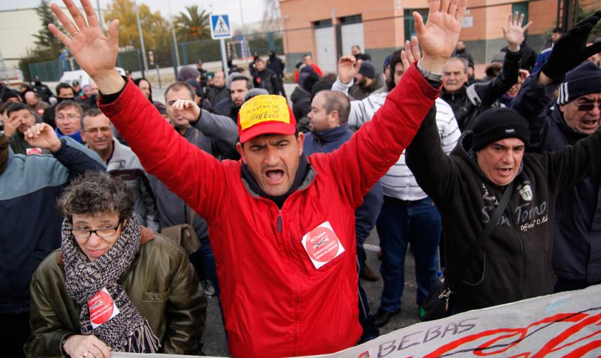 Los trabajadores de Coca-Cola en Fuenlabrada protestan contra el desmantelamiento de la fábrica. -JAIRO VARGAS