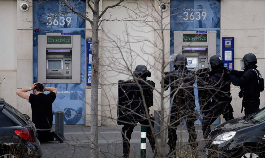 Un hombre que es detenido por la policía tras tomar a varios rehenes en unas oficinas de correos en París. /PHILIPPE WOJAZER (REUTERS)