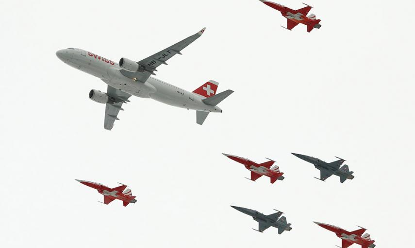 Miembros de la patrulla acróbata de la Fuerza Aérea Suiza, vuelan en formación con un Airbus A320. /RUBEN SPRICH (REUTERS)