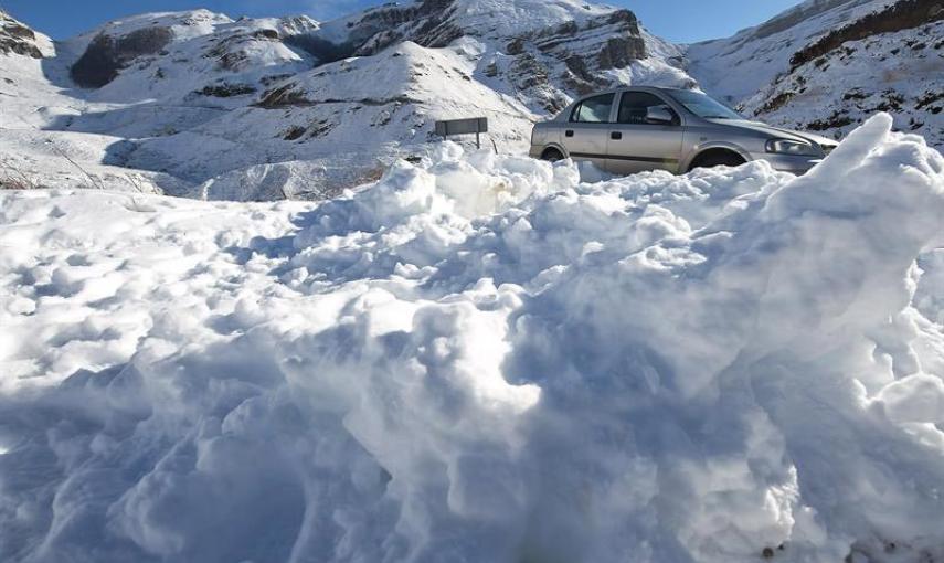 Un coche en la carretera comarcal CA-643 en la subida al puerto de Lunada por la red secundaria donde es obligatorio el uso de cadenas y donde esta activada la alerta por nevadas. EFE/Pedro Puente Hoyos