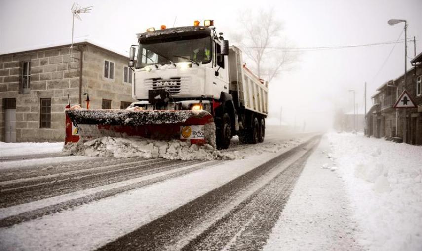 Una máquina quitanieves retira nieve de la calzada en el pueblo ourensano de Casetas do Rodicio (Maceda), que amanecía hoy bajo un manto blanco debido al temporal de frío y viento que afecta a Galicia y gran parte de la península. EFE/Brais Lorenzo