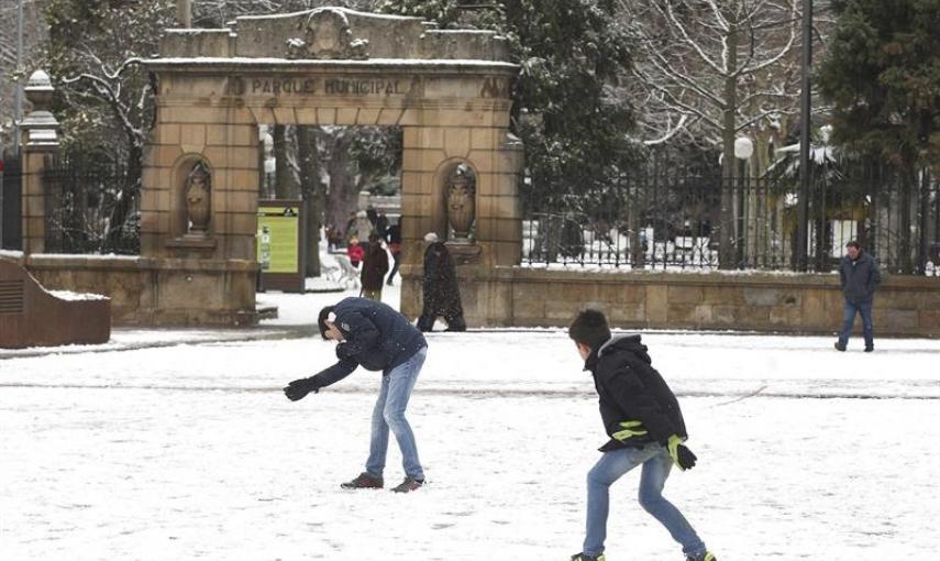 Varios niños juegan con la nieve caída en el centro de la capital soriana. EFE/Wifredo Garcia