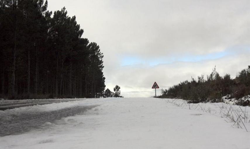 Estado que presentaba esta mañana la carretera DSA-362, a la altura de Serradilla del Arroyo, que comunica las comarcas de Ciudad Rodrigo y Sierra de Francia, debido al temporal de frio y nieve que afecta a Castilla y León y gran parte de la península. EF