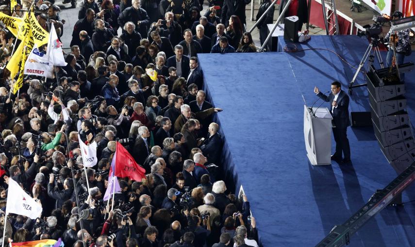 El líder de Syriza, Alexis Tsipras, en el escenario del mitin de cierre de campaña en Atenas. REUTERS/Marko Djurica