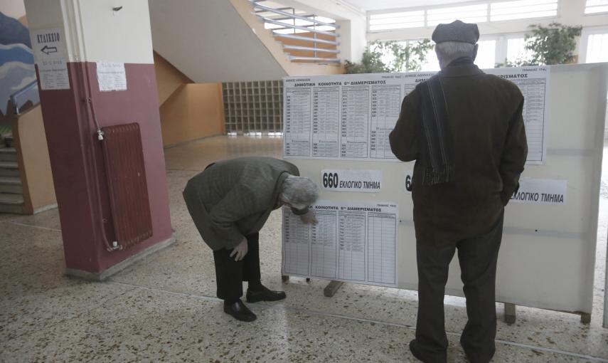 Un hombre consula las listas del censo enun colegio electoral en Atenas. EFE/EPA/YANNIS KOLESIDIS