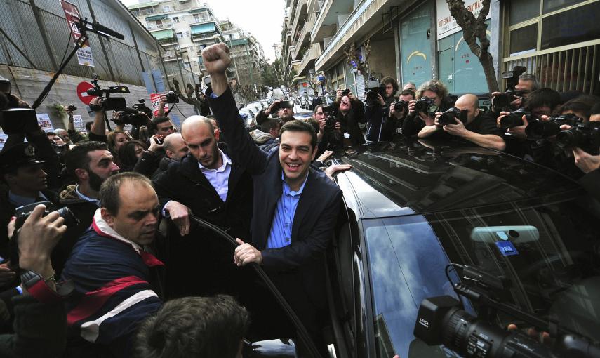 El líder de Syriza y favorito en las elecciones griegas, Alexis Tsipras, saluda con el puño en alto a la salida del colegio electoral tras depositar su voto este 25 de enero. REUTERS/Alexandros Stamatiou