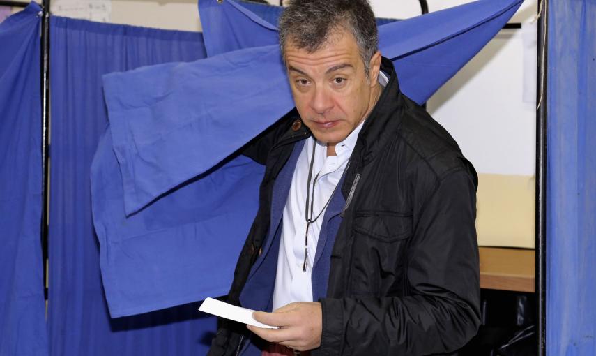 El líder del partido centrista To Potami (El Río), Stavros Theodorakis, sale de la cambina de voto en su colegio electoral en la isla de Creta. REUTERS/Giorgos Papanikolaou