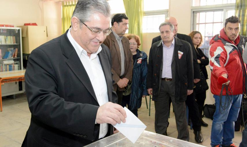 El líder del partido comunista griego KKE, Dimitris Koutsoumbas, vota en Atenas. EFE/EPA/PANTELIS SAITAS