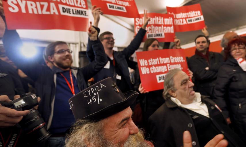 Los seguidores de Syriza celebran los resultados adelantados por los sondeos a pie de urna, que colocan al partido de Alexis Tsipras al borde la mayoría absoluta. REUTERS/Yannis Behrakis