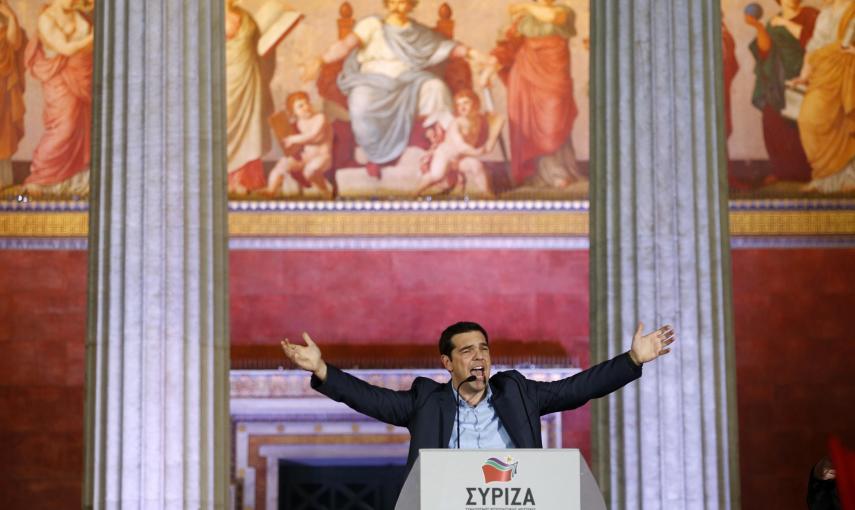 El líder de Syriza, Alexis Tsipras, saluda a sus seguidores tras confirmarse el triunfo de la formación en las elecciones parlamentarias griegas.  REUTERS/Marko Djurica