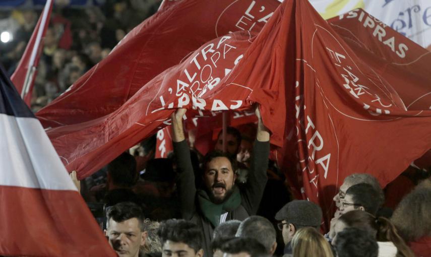 Los seguidores de Syriza celebran los resultados de las elecciones parlamentarias de este domingo. EFE/EPA/YANNIS KOLESIDIS