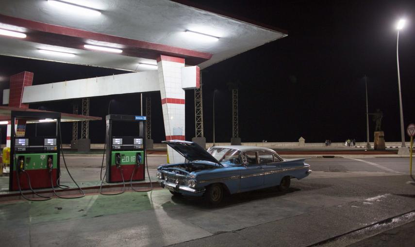 Un vehículo repostando en una estación de servicio en el Malecón de La Habana (CUBA). REUTERS/Alexandre Meneghini