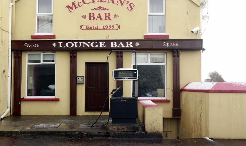 Un surtidor de gasolina en una casa en  el pueblo de Malin, en el condado de Donegal (IRLANDA). REUTERS/Cathal McNaughton