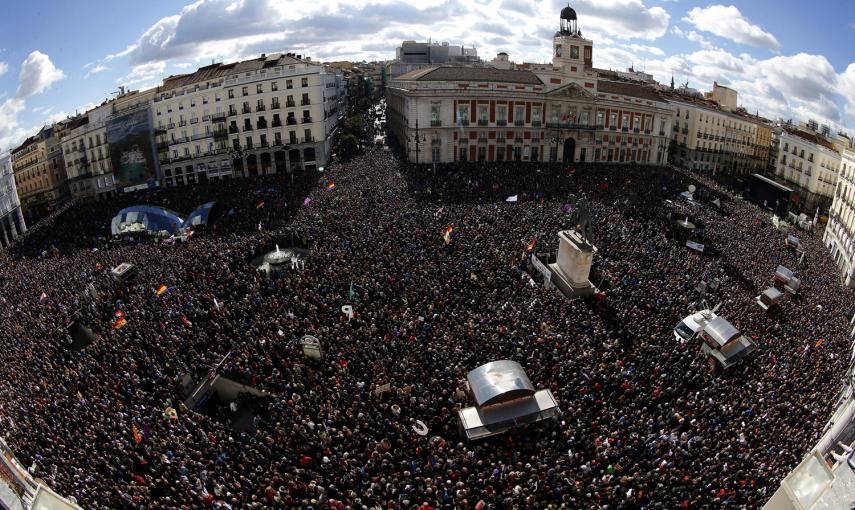 Vista de la Puerta del Sol de Madrid. La manifestación convocada por Podemos para advertir al Gobierno de que "empieza su cuenta atrás", ha comenzado este mediodía desde la madrileña Plaza de Cibeles, bajo el lema "Es ahora", con una multitudinaria asist