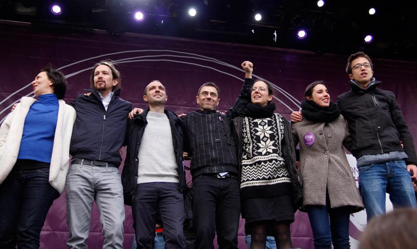 Los líderes de Podemos saludan a los asistentes a la manifestación convocada por el partido en Madrid. _JAIRO VARGAS