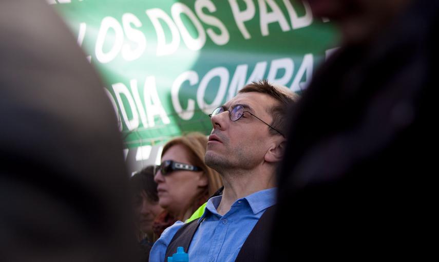 Juan Carlos Monedero observa a sus compañeros de partido durante el mitin tras la Marcha del Cambio. - JAIRO VARGAS