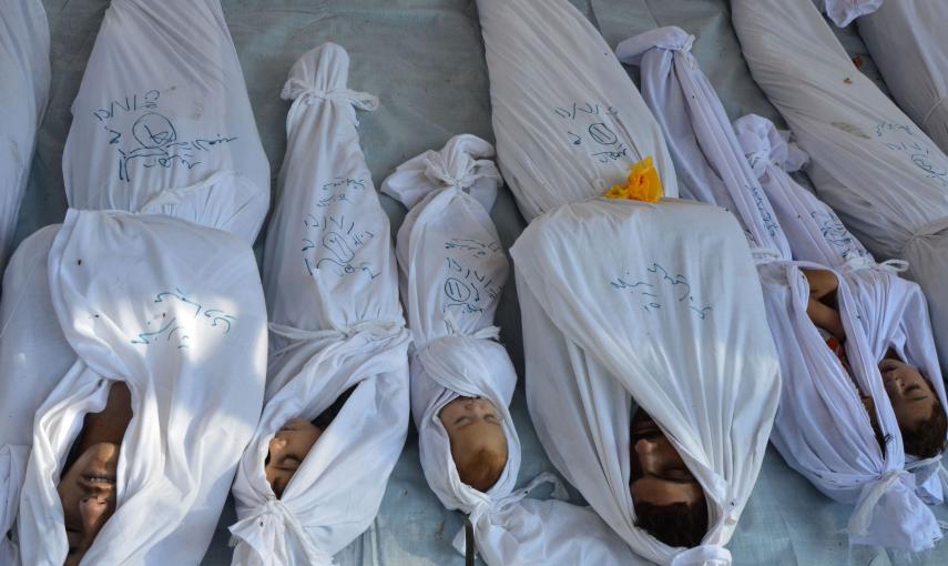 Cadáveres de opositores al régimen sirio, que fueron atacados con gas nervioso por leales al presidente Bashar al-Assad, cerca de Damasco (21 de agosto de 2013). REUTERS/Bassam Khabieh