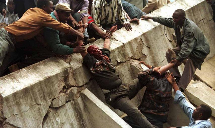 Los equipos de rescate retiran un cuerpo de los escombros de la embajada de EEUU en Nairobi, tras el atentado que provocó la muerte de 250 personas, y miles de heridos (7 de agosto de 1998). REUTERS / Jorge Mulala