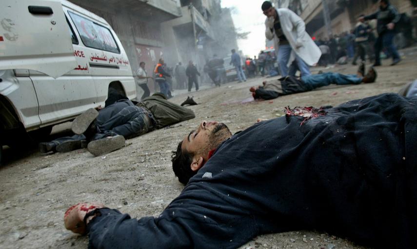 Cuerdos sin vida en una calle en el campo de refugiados de Jabalya, en el norte de la Franja de Gaza (6 de marzo de 2003). REUTERS / Ahmed Jadallah