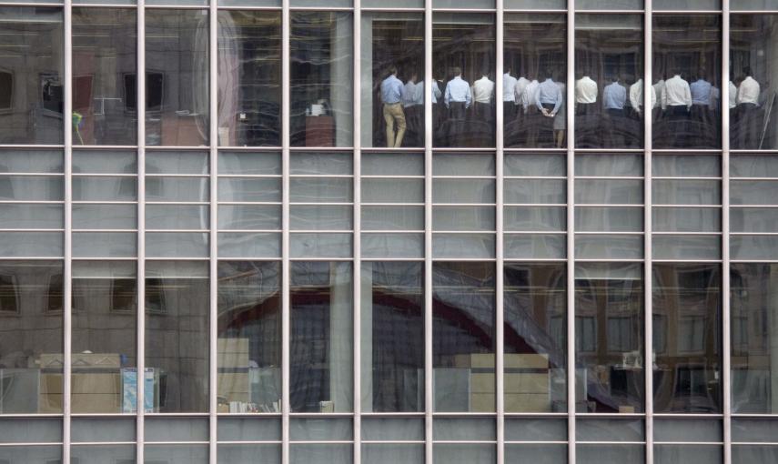 Empleados de Lehmand Brothers en Londres,  en una sala de reuniones en las oficinas del distrito financiero de Canary Wharf, pocos días antes de la quiebra de la entidad (11 de septiembre de 2008). REUTERS / Kevin Coombs