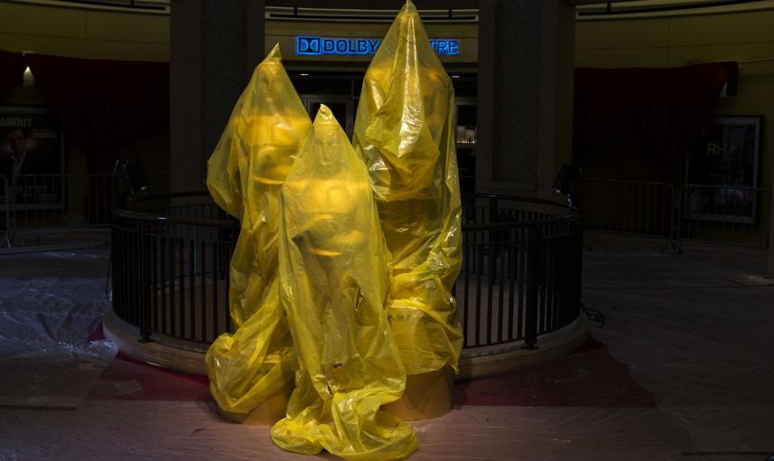 Unas estatuas de los Oscar cubiertos con plásticos, durante los preparativos de la 87ª gala de entrega de los premios en Dolby Theater de Los Ángeles. REUTERS/Lucas Jackson