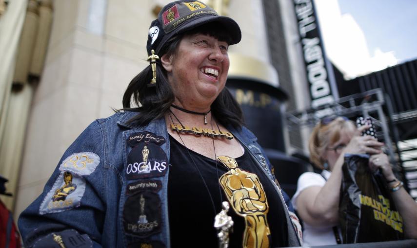 Vivianne Robinson, una de las fan que ya buscan un sitio junto a la alfonbra roja por donde desfilarán los asistentes a la 87ª gala de los premios Oscar en el  Dolby Theater de Los Ángeles. REUTERS/Lucy Nicholson