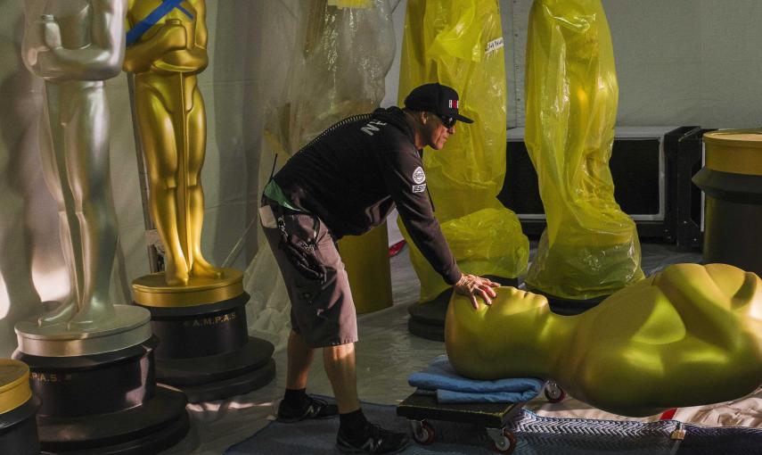 Un operario traslada una de las estatuas de los Oscar en los preparativos de la ceremonia de entrega de los 87ª premios Oscar, en el   Dolby Theater de Los Ángeles. REUTERS/Lucas Jackson