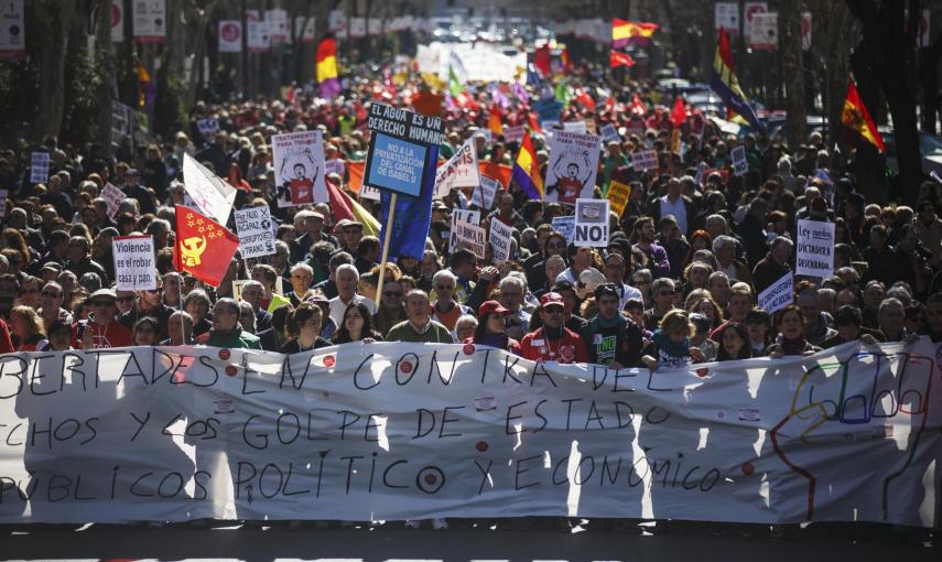 Imagen de la cabecera de la manifestación convocada por las mareas ciudadanas hoy en en centro de Madrid. /REUTERS