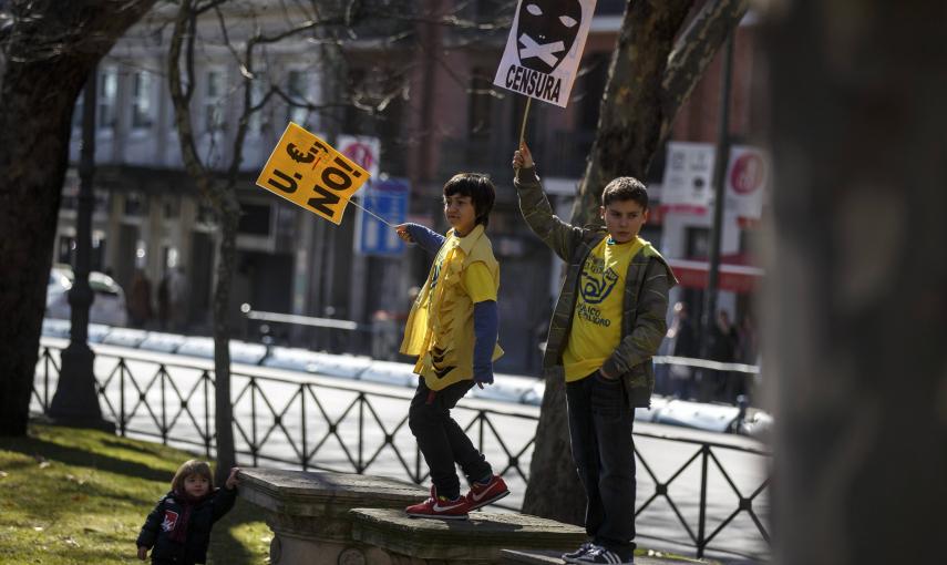 Una par de niños con pancartes contra la austeridad, al paso de la Marea Ciudadana, en Madrid. REUTERS/Andrea Comas