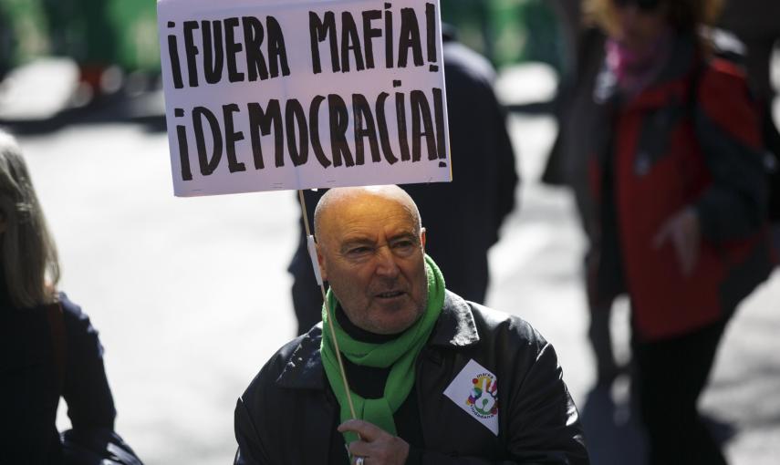 Uno de los participantes en la Marea Ciudadan, en Madrid. REUTERS/Andrea Comas