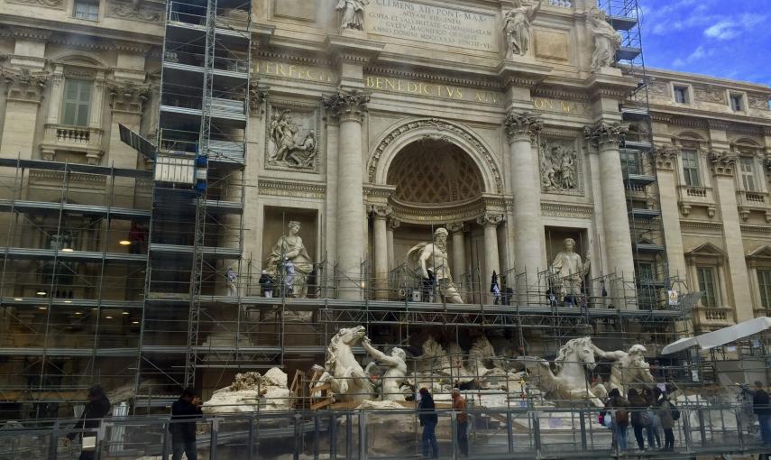 La romana Fontana de Trevi comienza a recuperar su aspecto original después de ocho meses de restauración y ya se puede contemplar desprovista de andamios su escultórica parte central, coronada por la representación del Océano. EFE/Gonzalo Sánchez