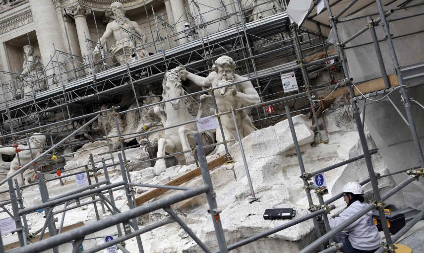 Los trabajadores retiran los andamios en la Fontana de Trevi. REUTERS / Tony Gentile