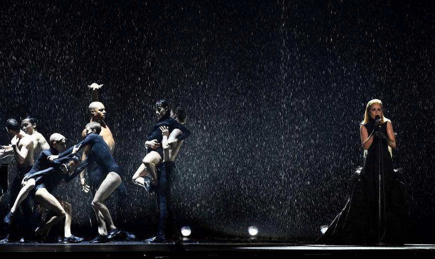 Lluvia sobre el escenario en la actuación de la mejor artista femenina. REUTERS/Toby Melville