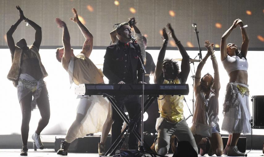 El veterano grupo Take That, el compositor e intérprete George Ezra y la estrella del pop Taylor Swift completaron las actuaciones ante los miles de espectadores que abarrotaban el O2 Arena. REUTERS/Toby Melville