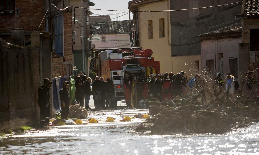 Efectivos del cuerpo de Bomberos trabajan en la localidad de Boquiñeni (Zaragoza), una de las afectadas pro la crecida extraordinaria del Ebro, que ha sido visitada esta tarde por la presidenta de Aragón, Luisa Fernanda Rudi. EFE/Toni Galán