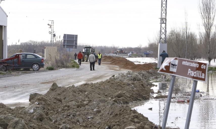 El río Ebro a su paso por Pradilla (Zaragoza), donde muchos los vecinos, que han estado toda la noche pendientes del nivel de las aguas, han sido desalojados como medida preventiva y los que permanecen en la localidad ayudan para evitar que el río se desb