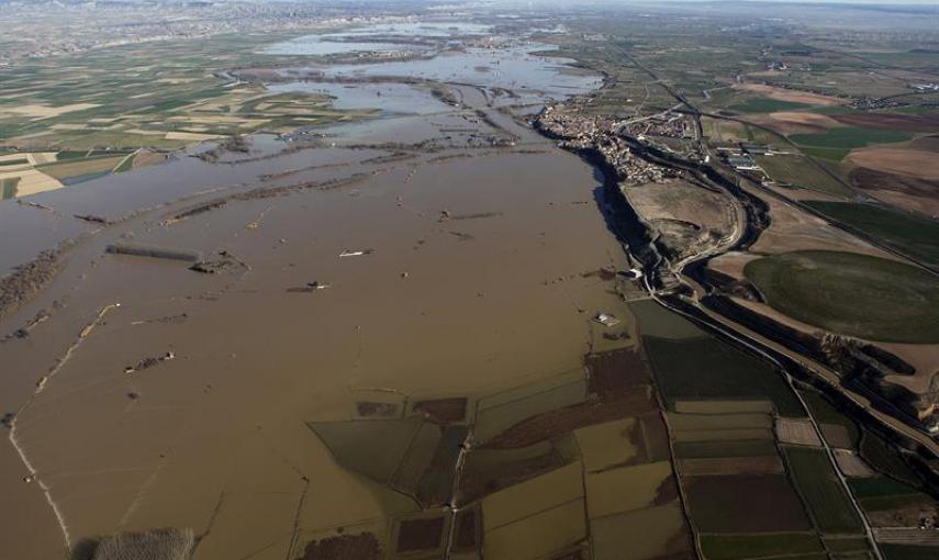 Fotografía facilitada por el Gobierno de Aragón en la que se aprecia la crecida del río Ebro a su paso por la localidad de Gallur, en Zaragoza. El Ayuntamiento de Zaragoza ha activado la alerta naranja, el nivel más alto de movilización, para proteger a l