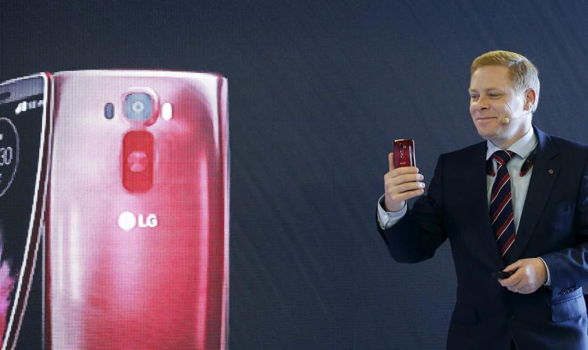 El responsable de movilidad de LG en Reino Unido, Andrew Coughlin, durante la presentación del nuevo terminal móvil LG Spirit celebrada el domingo en Barcelona, donde el lunes se inaugurará de forma oficial el Mobile World Congress (MWC).