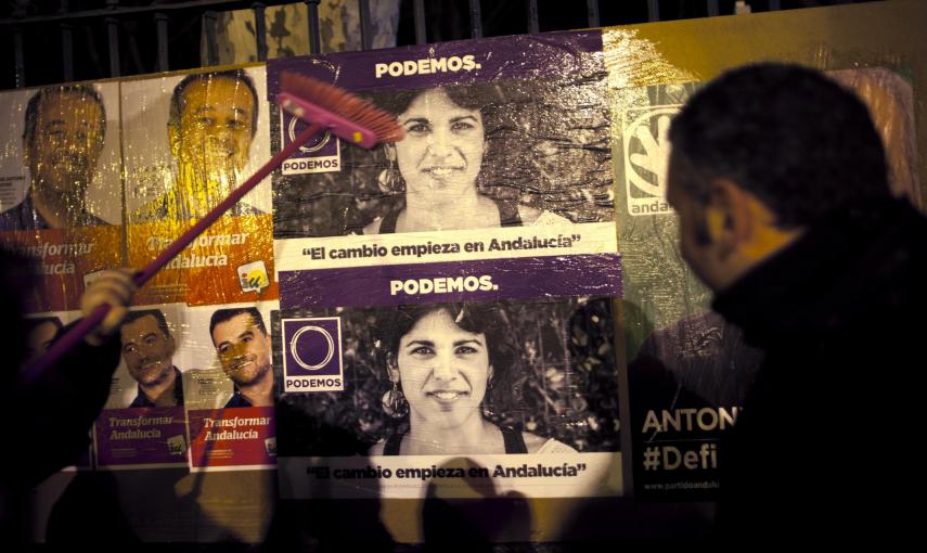 Miembros de Podemos pegan carteles electorales de la candidata de dicha formación a las elecciones autonómicas andaluzas, Teresa Rodríguez. "El cambio empieza por Andalucía", es el lema elegido por Podemos.